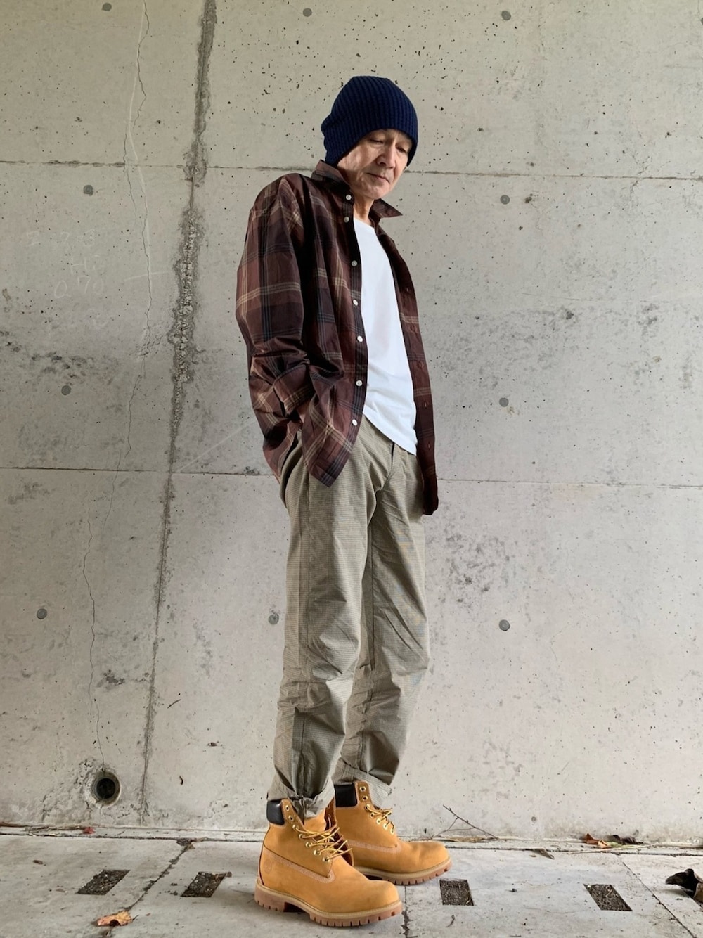 「秋のコーデ、チェックシャツ、BEAMS、イージーパンツ、ビーニー、BEAMS LIGHTS、Tシャツ、wjk 1mile、ブーツ、Timberland」｜「BEAMS LIGHTSのアイテム（ニットキャップ/ビーニー、ブルー系）」を使った、shinさん（メンズ・168cm）の秋コーディネートの1枚目の写真