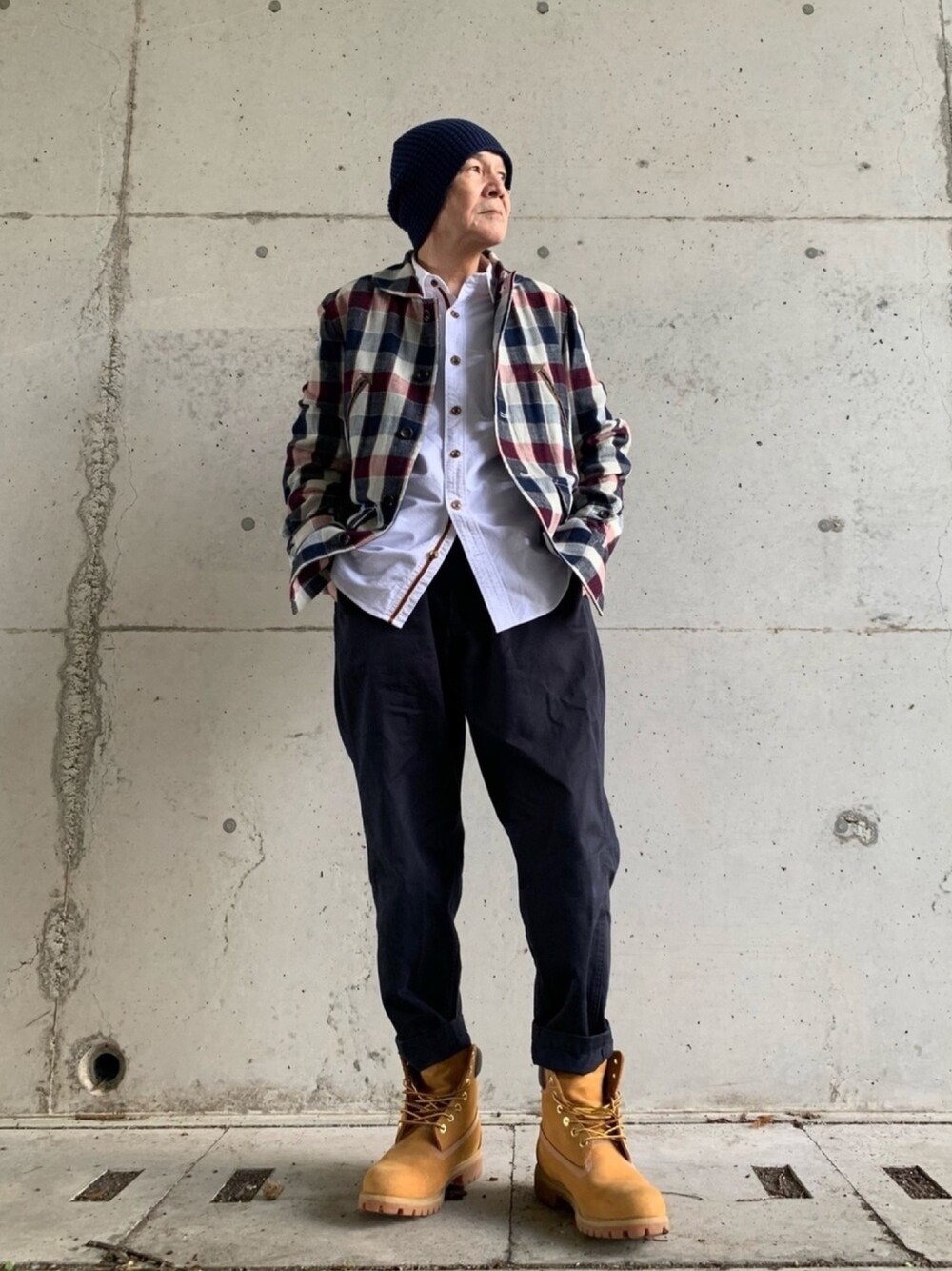 「チェック、カバーオール、カッターシャツ、ビーニー、BEAMS LIGHTS、バギーパンツ、BEAMS、ブーツ、Timberland」｜「BEAMS LIGHTSのアイテム（ニットキャップ/ビーニー、ブルー系）」を使った、shinさん（メンズ・168cm）の秋コーディネートの1枚目の写真
