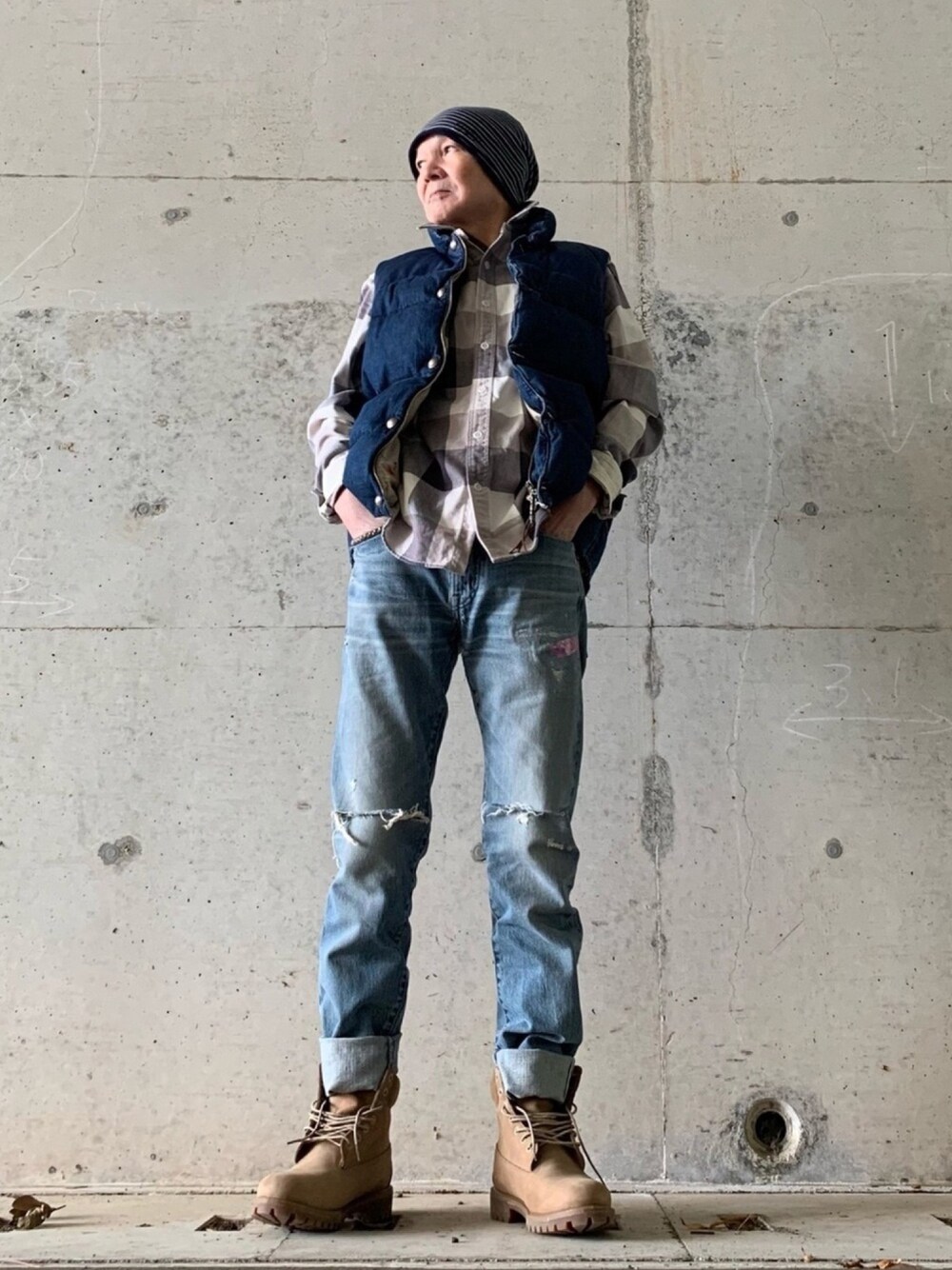 「ダウンベスト、REMI RELIEF、シャツ、チェック、BEAMS、ダメージデニムパンツ、histeric gramar、ブーツ、Timberland、ビーニー」｜「BEAMS LIGHTSのアイテム（ニットキャップ/ビーニー、ブルー系）」を使った、shinさん（メンズ・168cm）の冬コーディネートの1枚目の写真