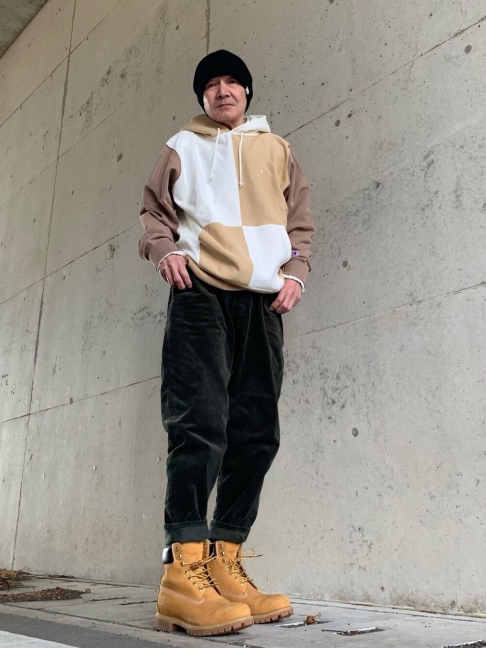 「パーカー、BEAMS、BEAMS x Champion、バキーパンツ、コーデュロイ、ブーツ、Timberland、BEAMS LIGHTS、シャツ、product」｜「BEAMS LIGHTSのアイテム（ニットキャップ/ビーニー、ブラック系）」を使った、shinさん（メンズ・168cm）の冬コーディネートの1枚目の写真