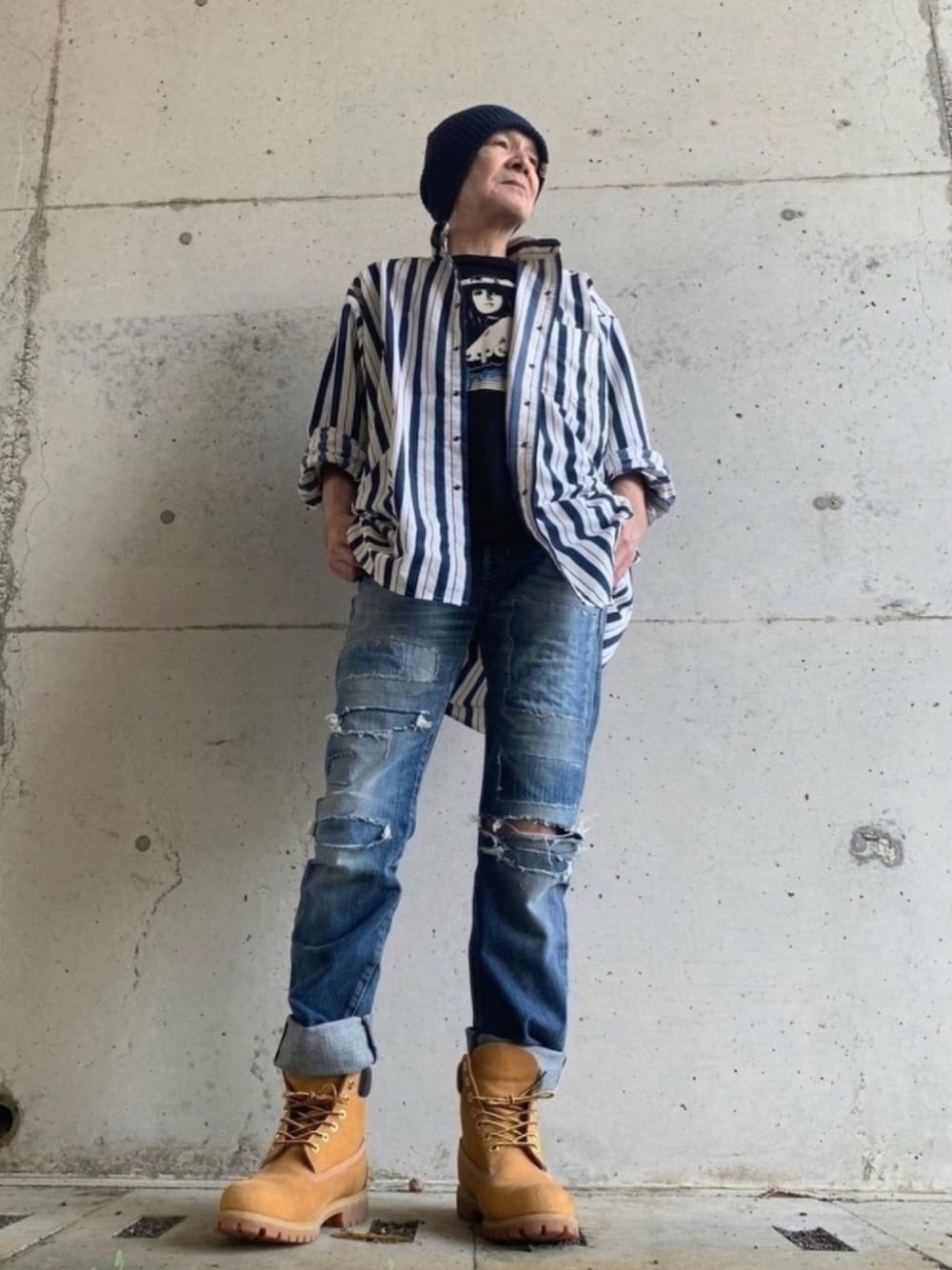 「オトナカジュアル、ストライプ、シャツスタイル、BURLAP OUTFITTER、Tシャツ、ダメージデニムパンツ、Hysteric Glamour、ブーツ、Timberland、BEAMS LIGHTS」｜「BEAMS LIGHTSのアイテム（ニットキャップ/ビーニー、ブルー系）」を使った、shinさん（メンズ・168cm）の夏コーディネートの1枚目の写真