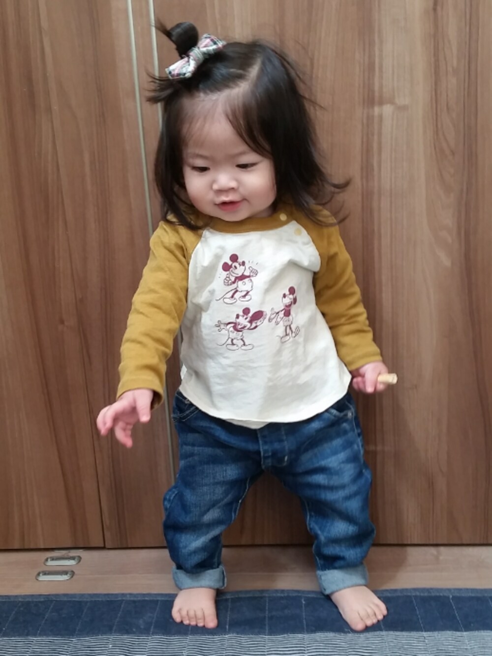 イエロー系のTシャツ/カットソー、ブルー系のデニムパンツを着用したキッズの冬コーディネートの1枚目の写真