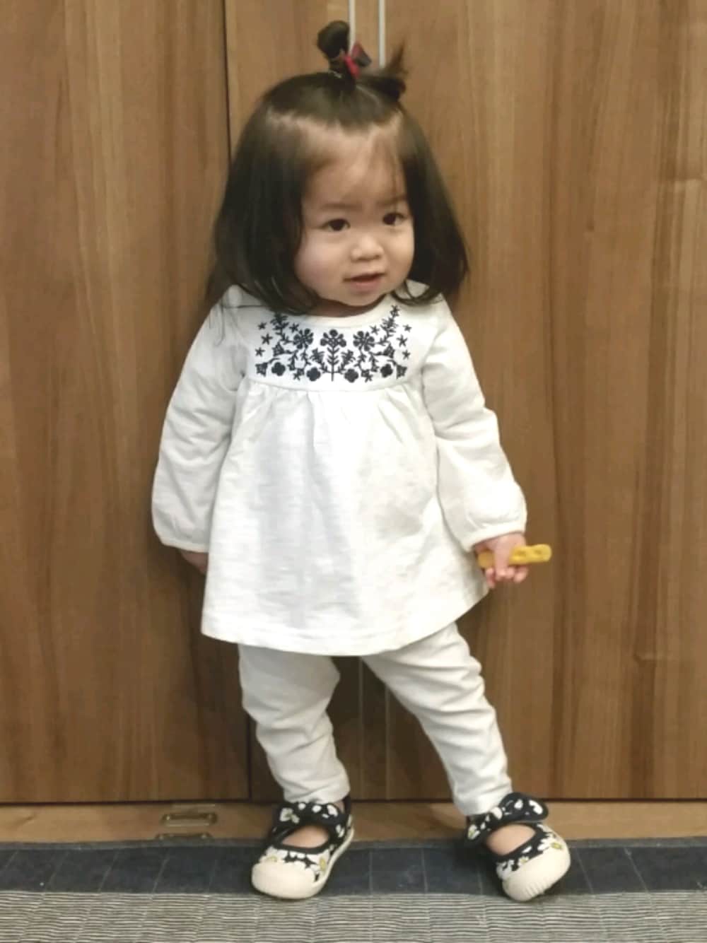 「1歳、1歳1ヶ月、春コーデ、ホワイト、刺繍、バレエシューズ、オールホワイト」｜「BRANSHESの刺繍長袖Tシャツ（Tシャツ/カットソー、ホワイト系）」を使った、hima♬*ﾟさん（キッズ・70cm）の冬コーディネートの1枚目の写真