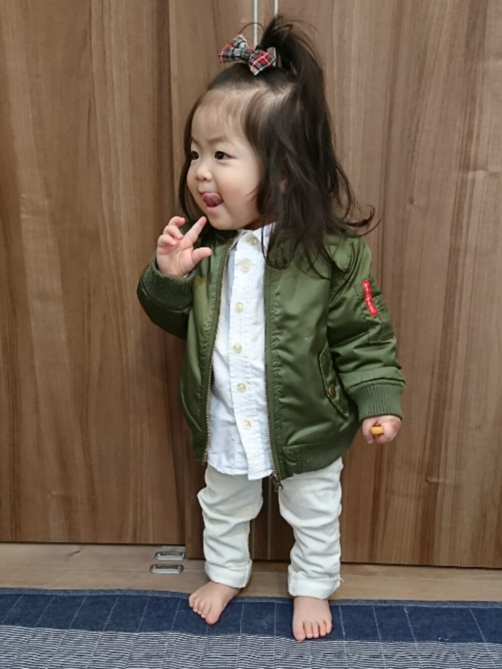 「1歳、1歳2ヶ月、YOU ARE SO COOL!!、MA-1、白シャツ、白パンツ」｜「西松屋のアイテム（シャツ/ブラウス、ホワイト系）」を使った、hima♬*ﾟさん（キッズ・70cm）の春コーディネートの1枚目の写真