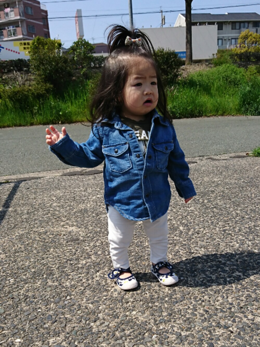 「1歳、1歳4ヶ月、デニムシャツ、白パンツ、おんなのこ、シンプル」｜「green label relaxingの【KIDS】オーガニックコットン BIGナンバリングプリント Tシャツ 5L（Tシャツ/カットソー、グリーン系）」を使った、hima♬*ﾟさん（キッズ・70cm）の春コーディネートの1枚目の写真