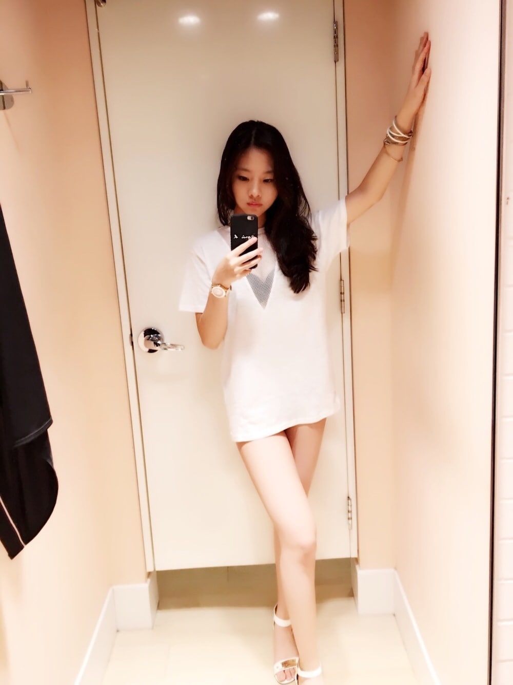 「follow、FOREVER 21、white、shopping、summer、STYLE」｜「FOREVER 21のアイテム（Tシャツ/カットソー、ホワイト系）」を使った、Patricia Linさん（レディース・165cm）の夏コーディネートの1枚目の写真