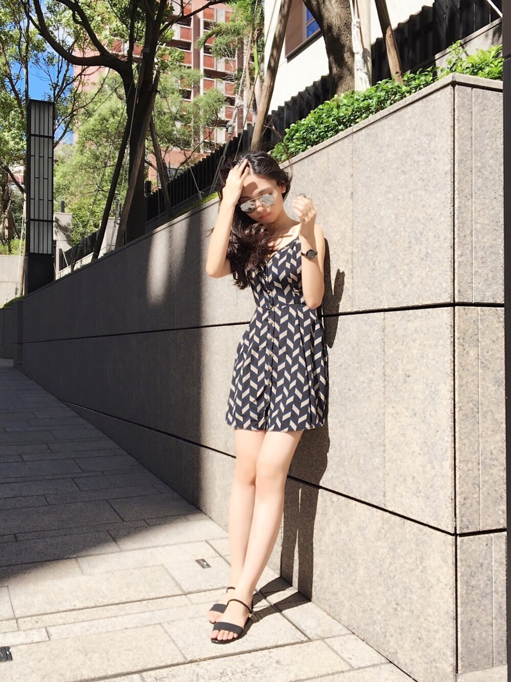 「follow、The Reformation、summer、blue、yellow、black、dress、hot、casual」｜「The Reformationのアイテム（ワンピース、ブルー系）」を使った、Patricia Linさん（レディース・165cm）の夏コーディネートの1枚目の写真
