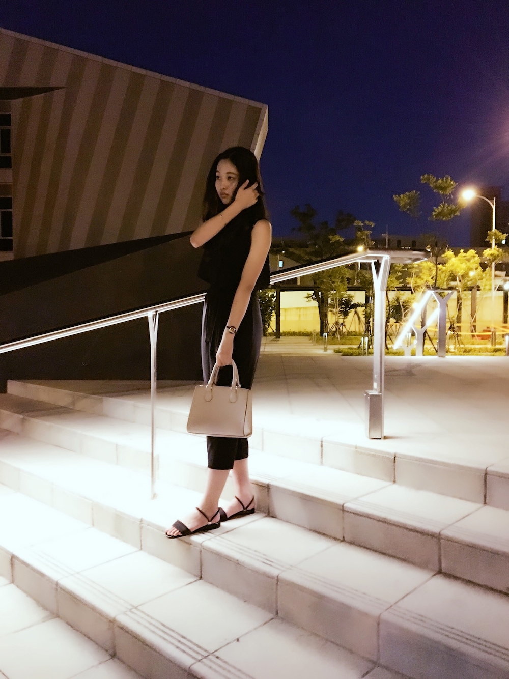 「follow、mango、ALDO、black、dress、summer、Dinner」｜「MANGOのアイテム（ジャンパースカート、ブラック系）」を使った、Patricia Linさん（レディース・165cm）の秋コーディネートの1枚目の写真