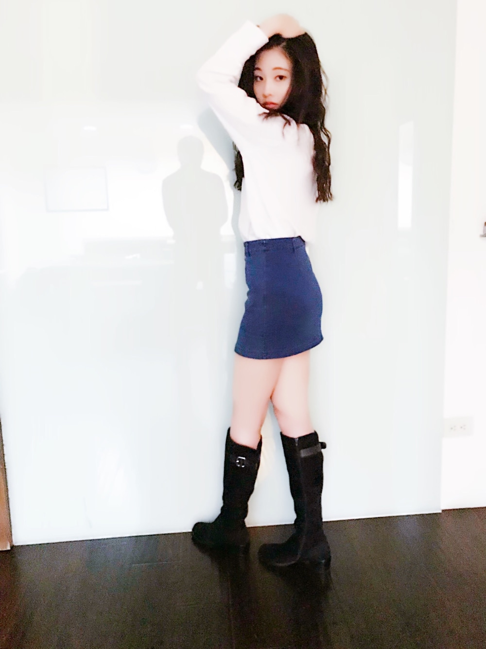 「follow、FOREVER 21、Nine West、mango、denim」｜「FOREVER 21のアイテム（デニムスカート、ブルー系）」を使った、Patricia Linさん（レディース・165cm）の冬コーディネートの1枚目の写真