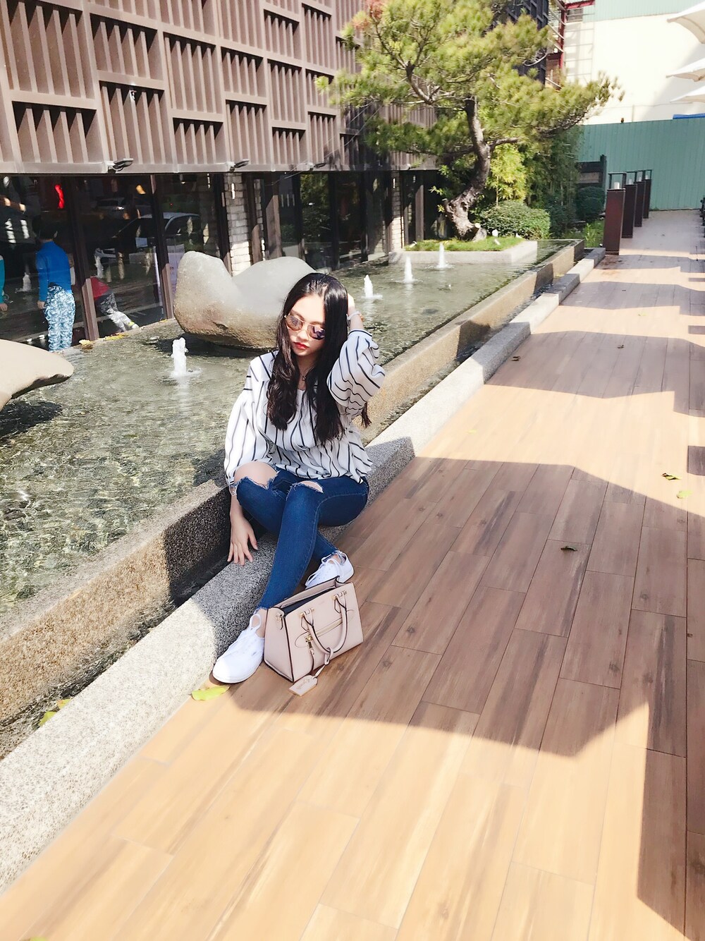 「follow、Calvin Klein、armaniexchange、mango、ALDO、VANS」｜「ARMANI EXCHANGEのアイテム（ニット/セーター、ホワイト系）」を使った、Patricia Linさん（レディース・165cm）の春コーディネートの1枚目の写真