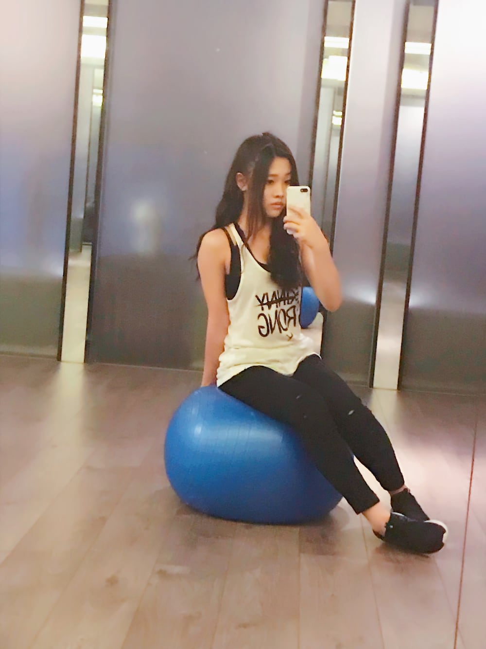 「follow、NIKE、sporty」｜「NIKEのアイテム（タンクトップ、ホワイト系）」を使った、Patricia Linさん（レディース・165cm）の春コーディネートの1枚目の写真