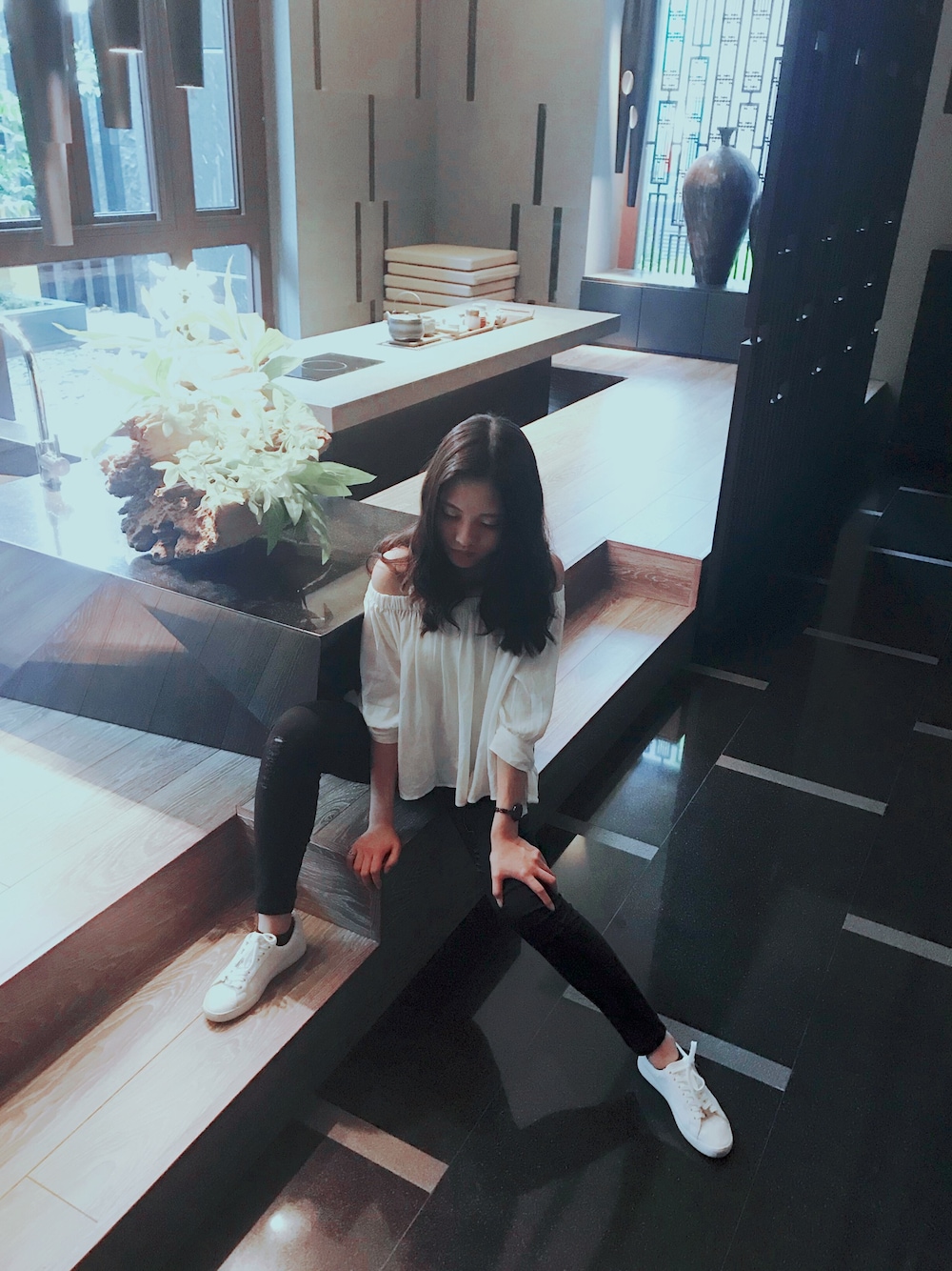 「follow、FOREVER 21、MICHAEL KORS、MichaelKors、white」｜「FOREVER 21のアイテム（その他トップス、ホワイト系）」を使った、Patricia Linさん（レディース・165cm）の春コーディネートの1枚目の写真