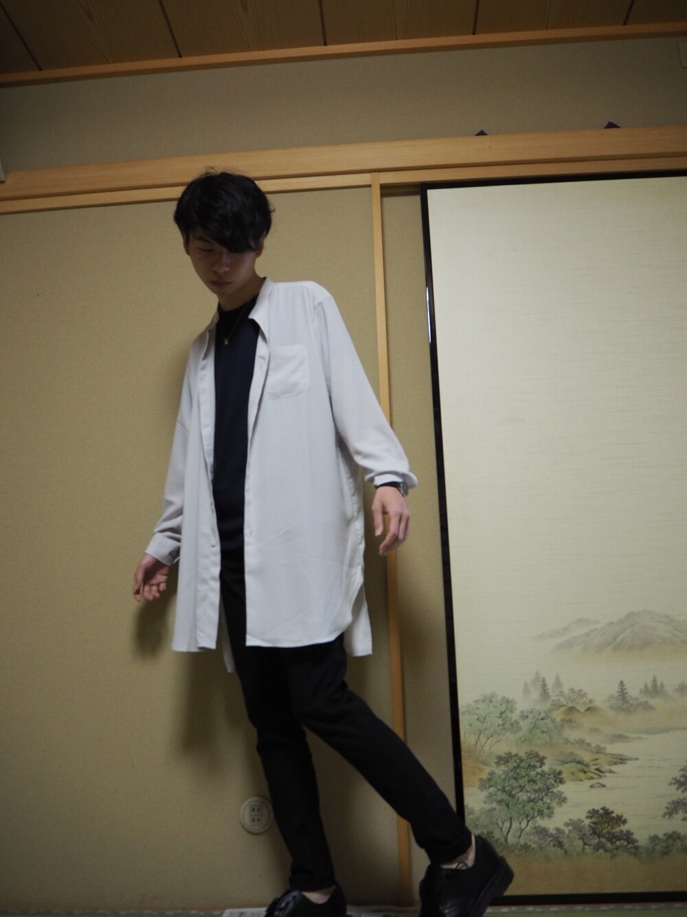 「HAREのスタンドカラーロングシャツ（HARE)（シャツ/ブラウス、グレー系）」を使った、tkさん（メンズ・169cm）の春コーディネートの1枚目の写真