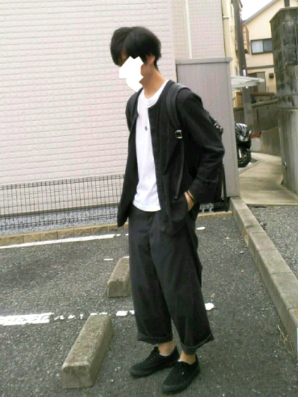 「ワイドパンツ　LAD MUSICIAN　ブラックコーデ」｜「VANSのアイテム（スニーカー、ブラック系）」を使った、takiさん（メンズ・166cm）の秋コーディネートの1枚目の写真