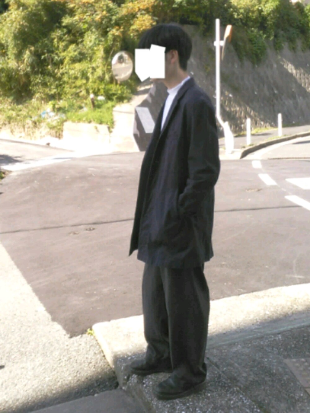 「秋のコーデ、シンプルコーデ、コート、ワイドパンツ、おしゃれさんと繋がりたい、GU、クールネック、ドクターマーチン」｜「HAREのチェックストレートトラウザー(HARE)（その他パンツ、グレー系）」を使った、takiさん（メンズ・166cm）の秋コーディネートの1枚目の写真