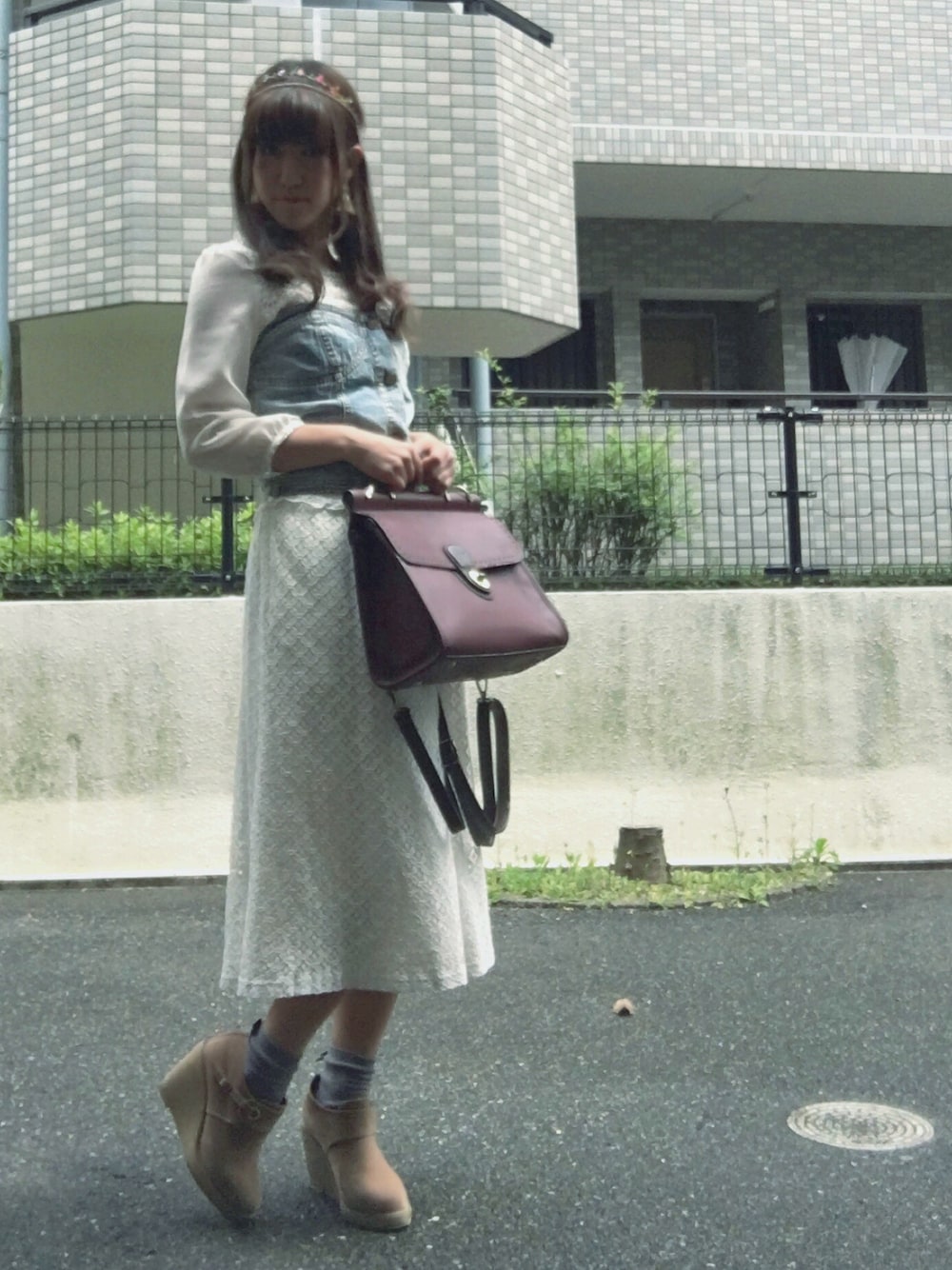 ブルー系のその他トップス、ベージュ系のバックパック/リュック、ホワイト系のその他パンツを着用したレディースの春コーディネートの1枚目の写真