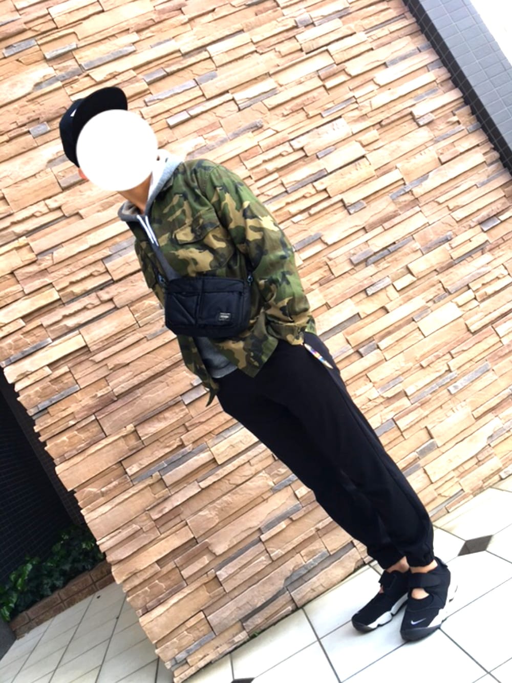「休日スタイル、ジョガーパンツ、カモフラ、エアリフト、NIKE、ラフ、パーカー、春コーデ」｜「BEAMSのアイテム（キャップ、ブラック系）」を使った、のりのりおさん（メンズ・175cm）の春コーディネートの1枚目の写真