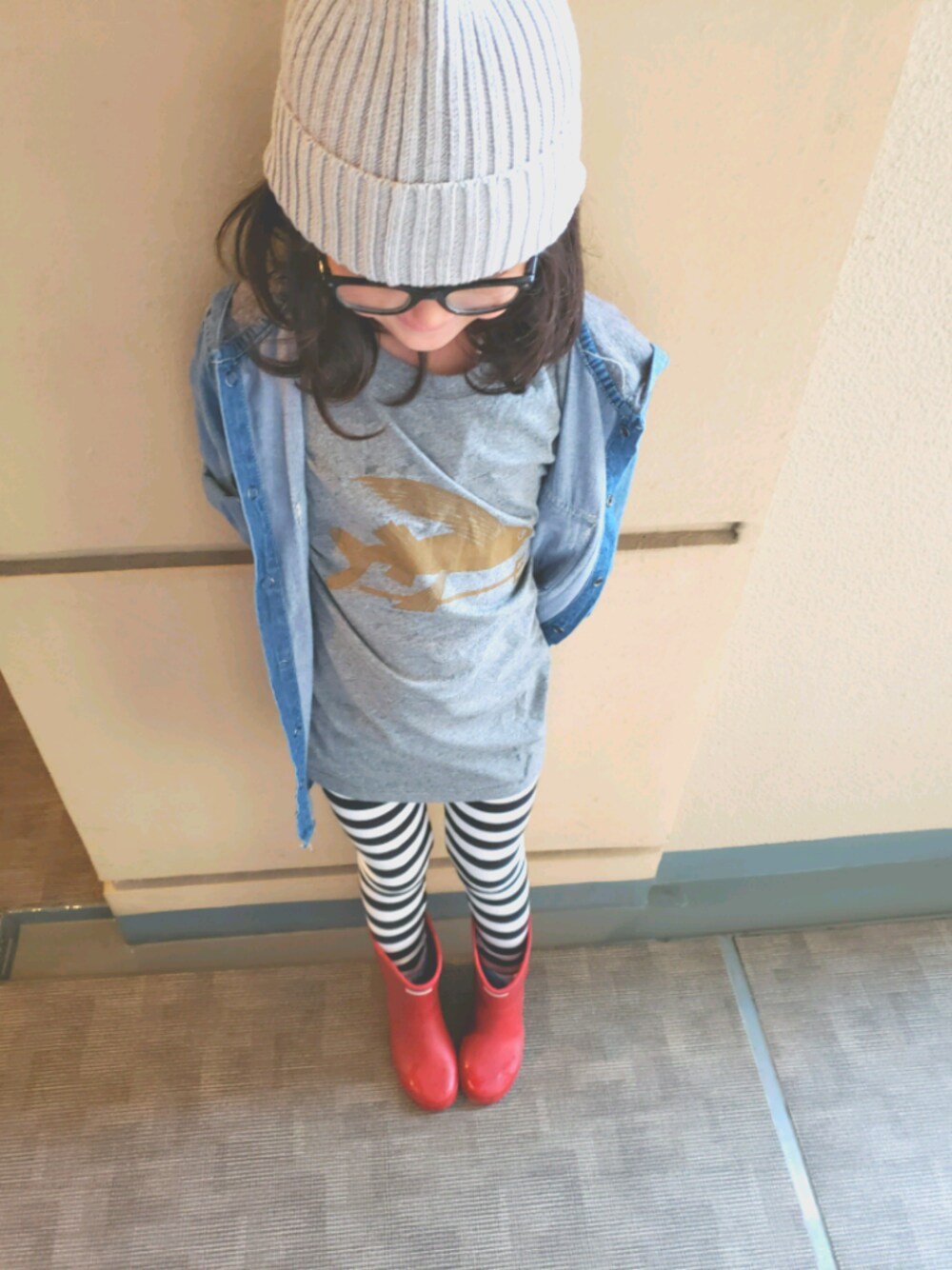 「おんなのこ、kids、カジュアルコーデ、ユニクロ、めがね、ボーダー、patagonia、HUNTER、秋服準備はじめました」｜「HUNTERのHUNTER(ハンター）KIDS FLAT SOLE 　キッズ　フラットソール（レインシューズ、レッド系）」を使った、maiiii227さん（キッズ・120cm）の秋コーディネートの1枚目の写真