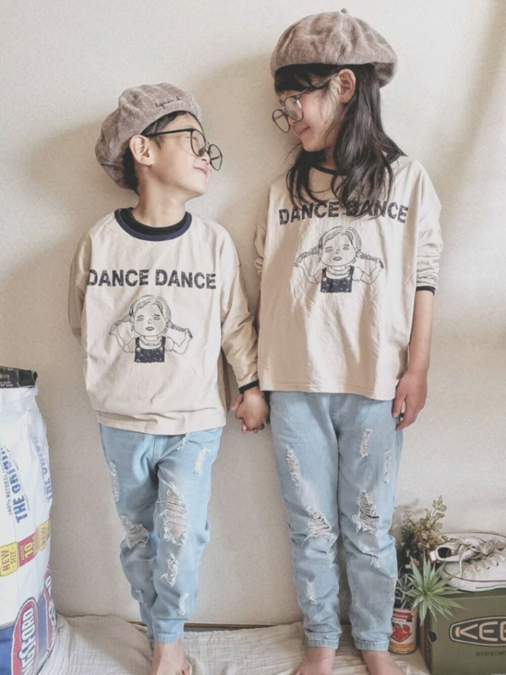 「おそろいコーデ、おとこのこ、おんなのこ、きょうだいコーデ、ベレー帽、ベレー帽×メガネ、秋冬コーデ、シンプルコーデ、キッズ、年末WEAR感謝祭」｜「nalukai373のアイテム（Tシャツ/カットソー、ベージュ系）」を使った、maiiii227さん（キッズ・120cm）の秋コーディネートの1枚目の写真