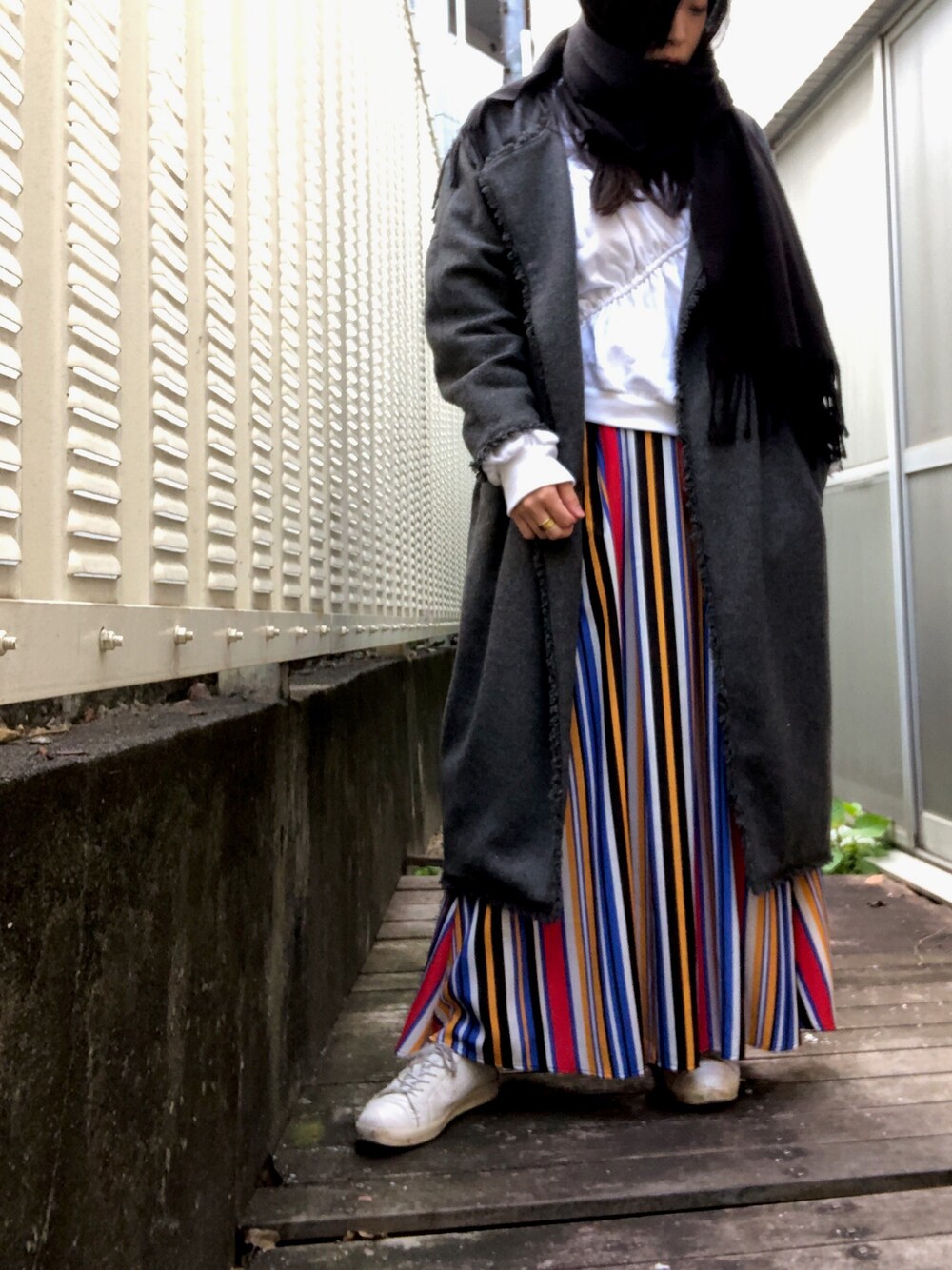 「RNAのアイテム（ノーカラーコート、グレー系）」を使った、kana9さん（レディース・157cm）の冬コーディネートの1枚目の写真