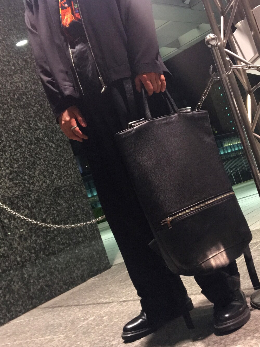 その他のシャツ/ブラウス、ブラック系のノーカラージャケット、ブラック系のバックパック/リュックを着用したメンズの春コーディネートの1枚目の写真