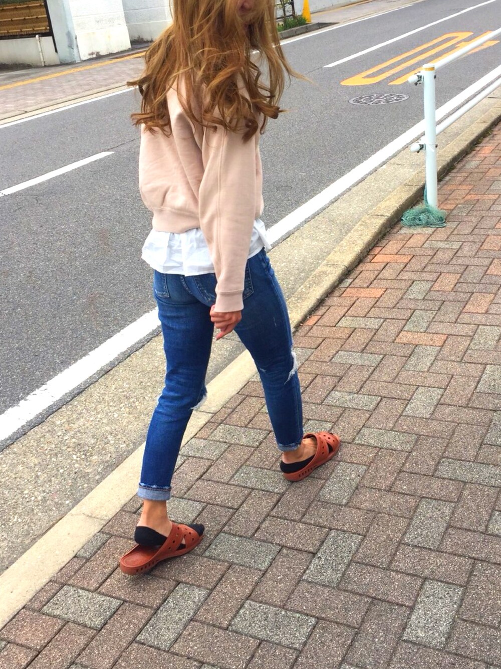 「便所サンダル、カジュアル、シンプルコーデ、デニムパンツ、春コーデ」｜「MOUSSYのアイテム（デニムパンツ、ブルー系）」を使った、YUYUさん（レディース・157cm）の春コーディネートの1枚目の写真