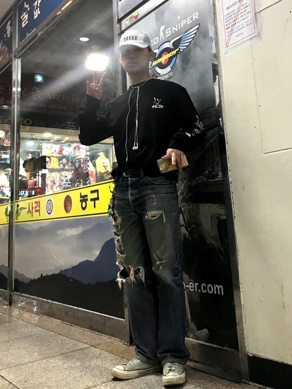 「BEAMS、Levis、converse、korean fashion、korea style、korean、kimchininja、VINTAGE、Chuck Taylor 70's」｜「Levi'sのアイテム（デニムパンツ、ブルー系）」を使った、HHYS_404H0Tさん（メンズ・176cm）の秋コーディネートの1枚目の写真