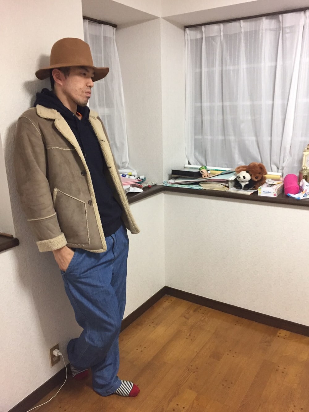 「秋コーデ、冬のコーデ、デニムワイドパンツ、シンプル、ハット、パーカー、ムートン」｜「WEGOのWEGO/ ワイドブリムハット（ハット、イエロー系）」を使った、カフェ　さん（メンズ・188cm）の秋コーディネートの1枚目の写真