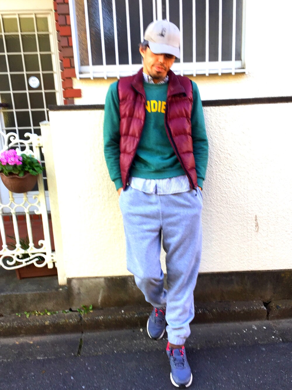 「キャップ×メガネ、お洒落さんとつながりたい、スウェットパンツ、スウェット、ダウンベスト、ギンガムチェック、おしゃれになりたい」｜「THE NORTH FACEのアイテム（ダウンベスト、レッド系）」を使った、カフェ　さん（メンズ・188cm）の冬コーディネートの1枚目の写真