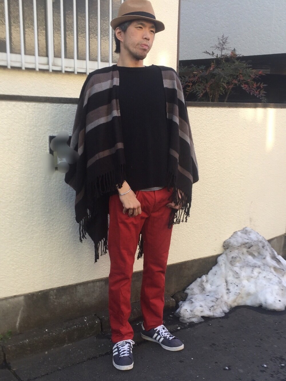 「おしゃれさんと繋がりたい、古着、ハット、ストールポンチョ、ニット、カラーパンツ、アディダスオリジナルス、フユコーデ」｜「ストールポンチョのアイテム（ポンチョ、ブラック系）」を使った、カフェ　さん（メンズ・188cm）の冬コーディネートの1枚目の写真