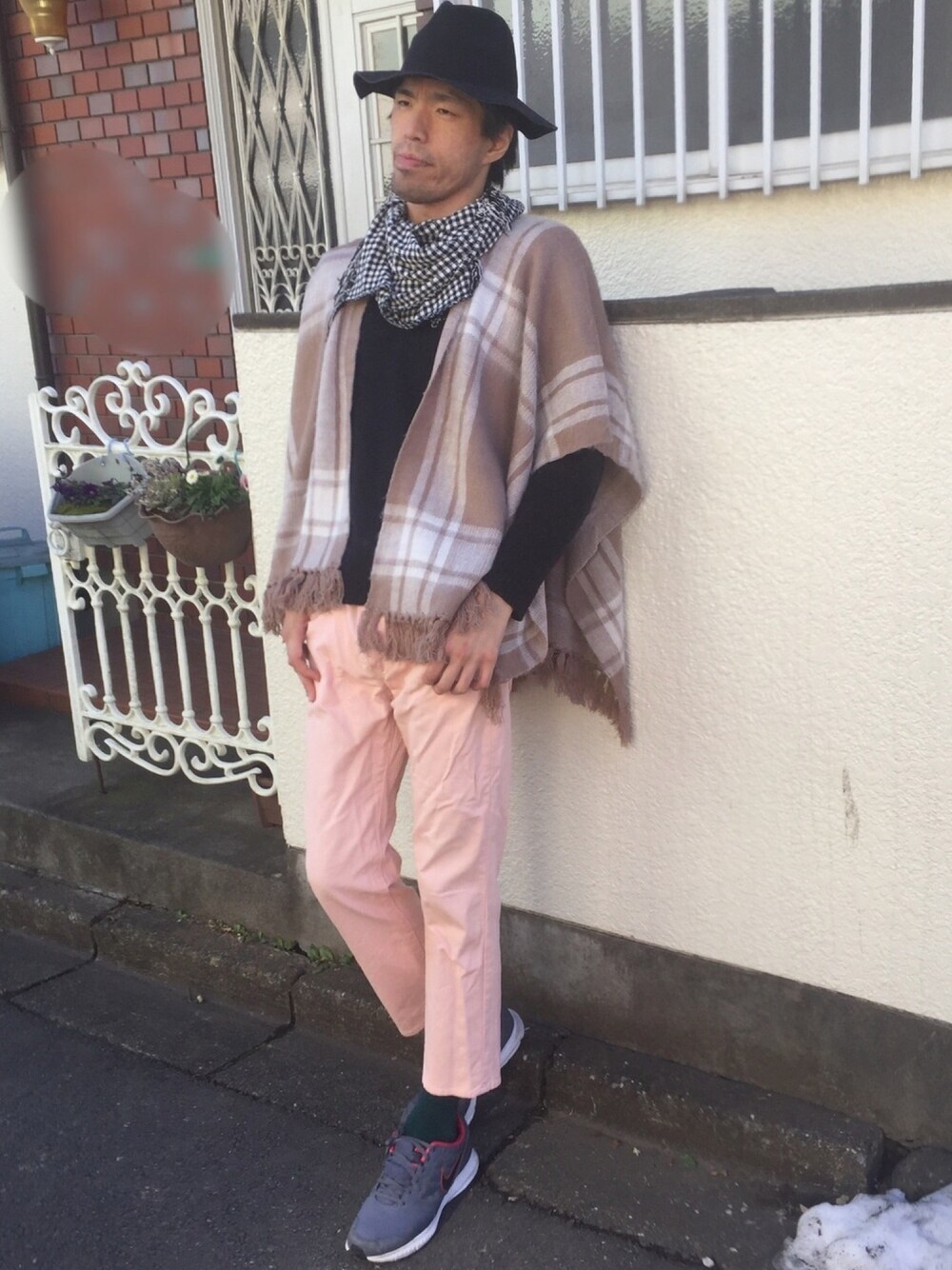 「ニット、ハット、マフラー、ストールポンチョ、カラーパンツ、おしゃれさんと繋がりたい」｜「ストールポンチョのアイテム（ポンチョ、ベージュ系）」を使った、カフェ　さん（メンズ・188cm）の冬コーディネートの1枚目の写真