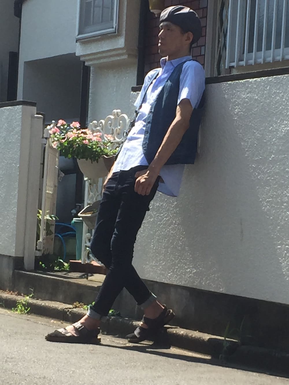 「夏セールで買いました、ベレー帽、シャツ、デニムベスト、ハイウエストスキニー、リドム、サンダル」｜「Discoat Parisienのピンストライプベレー（ハンチング/ベレー帽、グレー系）」を使った、カフェ　さん（メンズ・188cm）の夏コーディネートの1枚目の写真