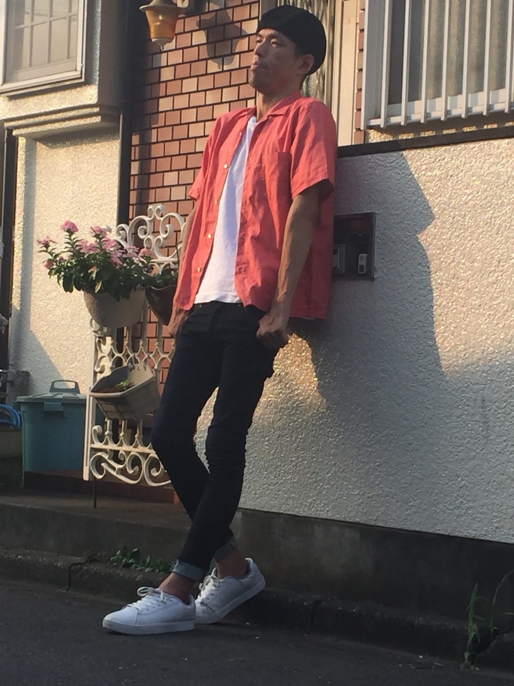 「ベレー帽、夏セールで買いました、お洒落さんとつながりたい、ビッグT、オープンカラーシャツ、ハイストレッチスキニーパンツ、スニーカー、リドム」｜「WEGOのWEGO/フェイクスウェードベレー帽（ハンチング/ベレー帽、ブラック系）」を使った、カフェ　さん（メンズ・188cm）の夏コーディネートの1枚目の写真
