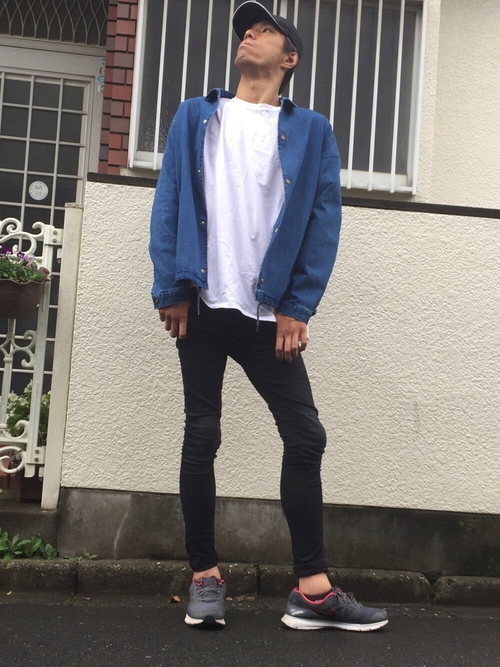 「秋服準備はじめました、おしゃれさんと繋がりたい、おしゃれになりたい、キャップ、ビッグTシャツ、デニムコーチジャケット、ハイストレッチスキニーパンツ、スニーカー」｜「メルカリのアイテム（キャップ、ブラック系）」を使った、カフェ　さん（メンズ・188cm）の秋コーディネートの1枚目の写真