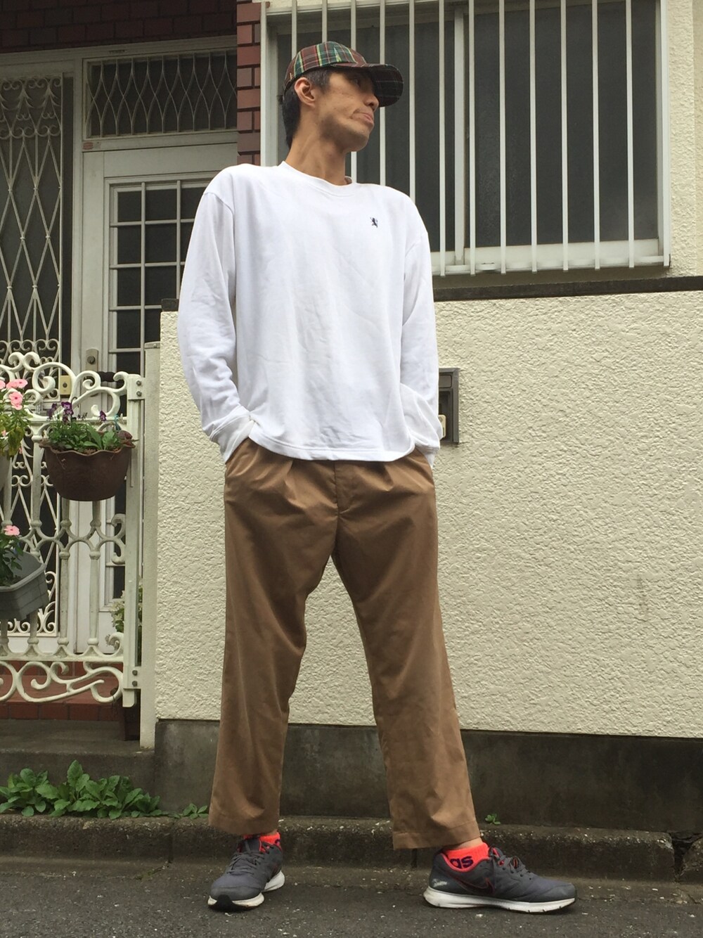 「秋のブラウンスタイル、おしゃれさんと繋がりたい、チェックキャップ、ビッグスウェット、ビエラギャバワイドスラックス、スニーカー」｜「WEGOのWEGO/チェックローキャップ（キャップ、ブラウン系）」を使った、カフェ　さん（メンズ・188cm）の秋コーディネートの1枚目の写真