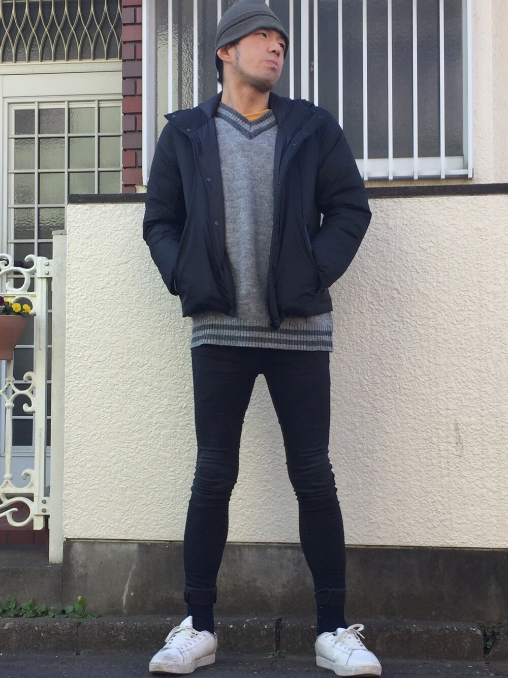 「おしゃれさんと繋がりたい、ハット、ナイロンフーデッドダウン、チルデンニット、ハイストレッチスキニーパンツ、リドム、スニーカー、黒、今日のコーデ」｜「adidasのアイテム（ハット、グリーン系）」を使った、カフェ　さん（メンズ・188cm）の冬コーディネートの1枚目の写真