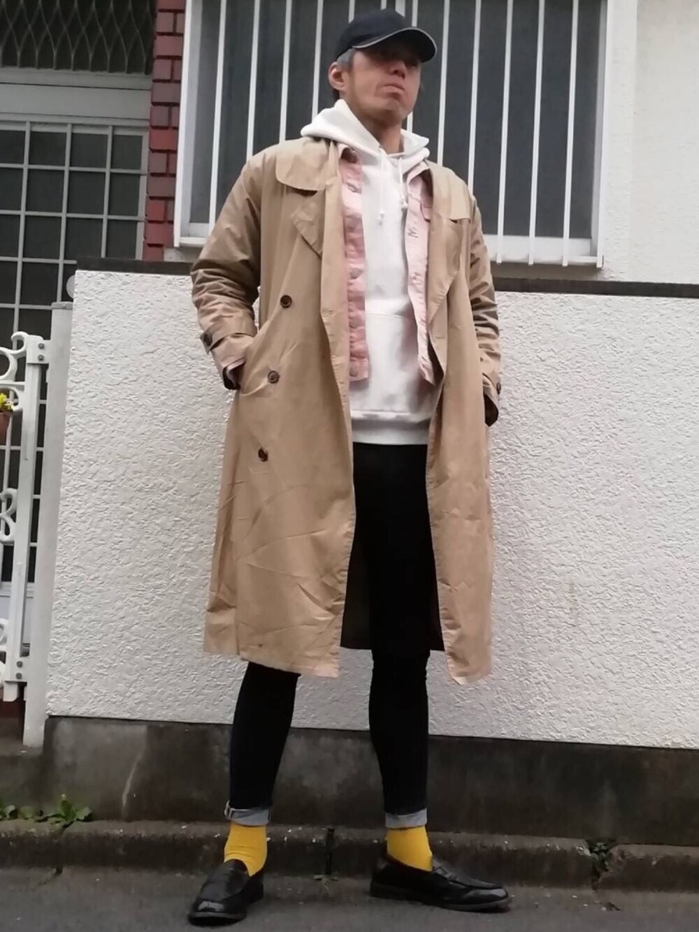 「お気に入りの服でデートに行こう、おしゃれさんと繋がりたい、きれいめカジュアル、キャップ、デニムジャケット、ロングトレンチコート、ハイストレッチスキニーパンツ、ローファー、くつした」｜「kutirのビックカラーオーバートレンチコート（トレンチコート、ベージュ系）」を使った、カフェ　さん（メンズ・188cm）の冬コーディネートの1枚目の写真