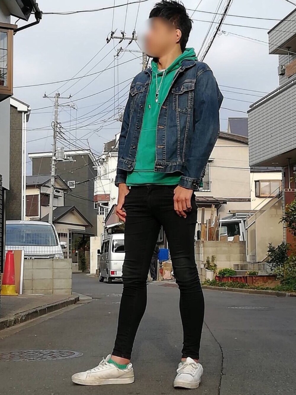 「カジュアル、春コーデ、お洒落さんとつながりたい、デニムジャケット、ベロアパーカー、アナログ(腕時計)、黒スキニー、ネックレス、スニーカー、フォローお願いします」｜「UNIQLOのアイテム（デニムジャケット、ブルー系）」を使った、カフェ　さん（メンズ・188cm）の春コーディネートの1枚目の写真