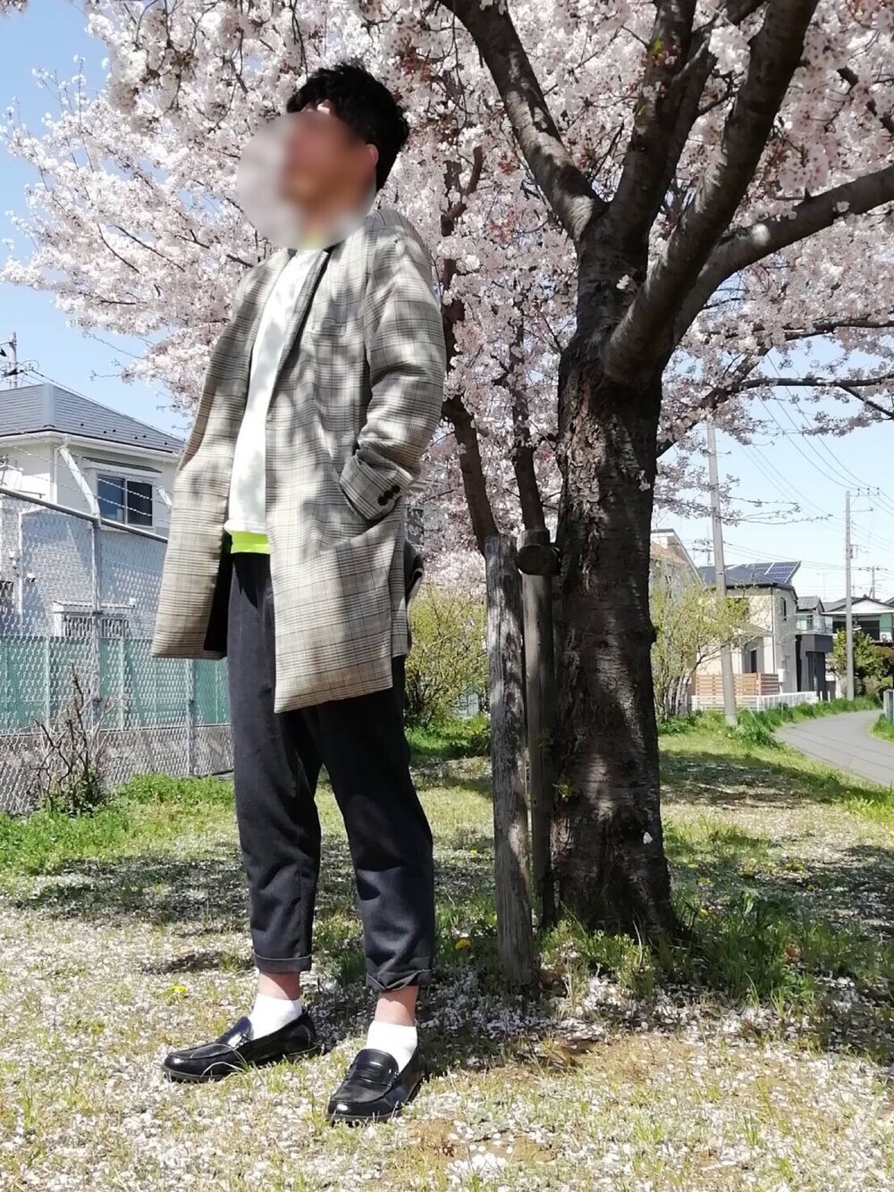 「平成最後のWEARISTAセンバツ、はるコーデ、キレイめ、桜の木の下、チェックチェスターコート、ローファー、ロンT、Tシャツ、スラックスパンツ」｜「WEGOのWEGO/チェックオーバーコート（チェスターコート、ベージュ系）」を使った、カフェ　さん（メンズ・188cm）の春コーディネートの1枚目の写真