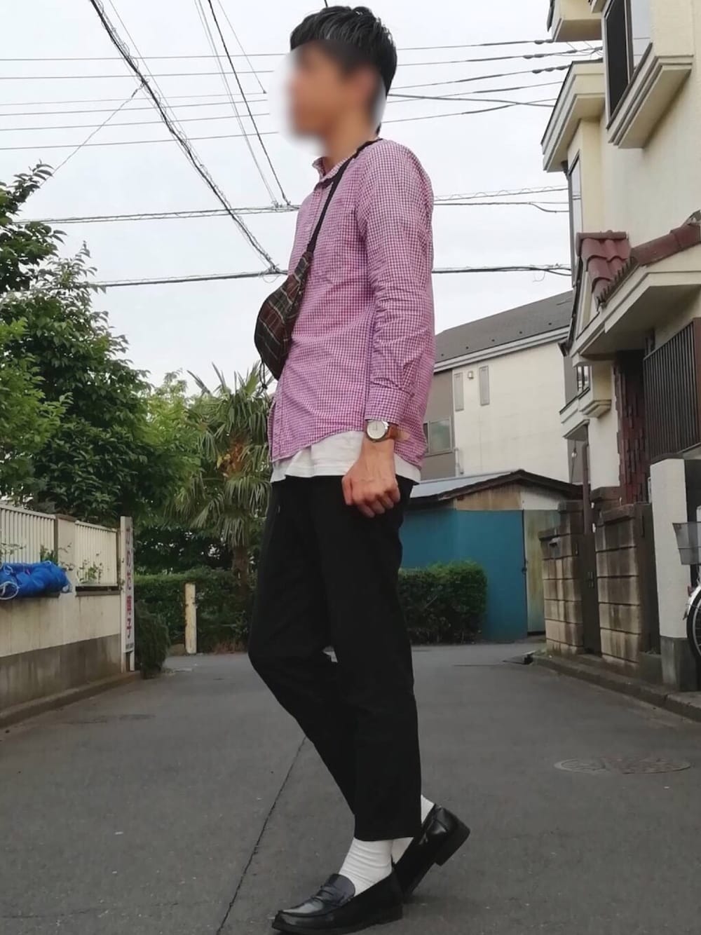 「春コーデ、シンプル、ギンガムチェックシャツ、おしゃれさんと繋がりたい、いいね、save、フォローお願いします🤑、クルーネックTシャツ、ボディバッグ、腕時計、スラックスパンツ、ソックス×ローファー」｜「UNIQLOのエクストラファインコットンブロードチェックシャツ（長袖）（シャツ/ブラウス、パープル系）」を使った、カフェ　さん（メンズ・188cm）の春コーディネートの1枚目の写真