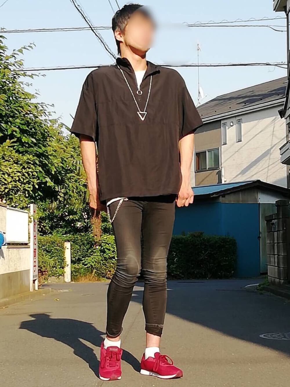 「夏コーデ、おしゃれさんと繋がりたい、スニーカー、リングハーフジップ、クルーネックTシャツ、ネックレス、ウォレットチェーン、黒スキニー、いいね、save、フォローお願いします🤑」｜「kutirのHalf zip color PO / ハーフジップ配色ブロッキングプルオーバー（Tシャツ/カットソー、ブラック系）」を使った、カフェ　さん（メンズ・188cm）の春コーディネートの1枚目の写真