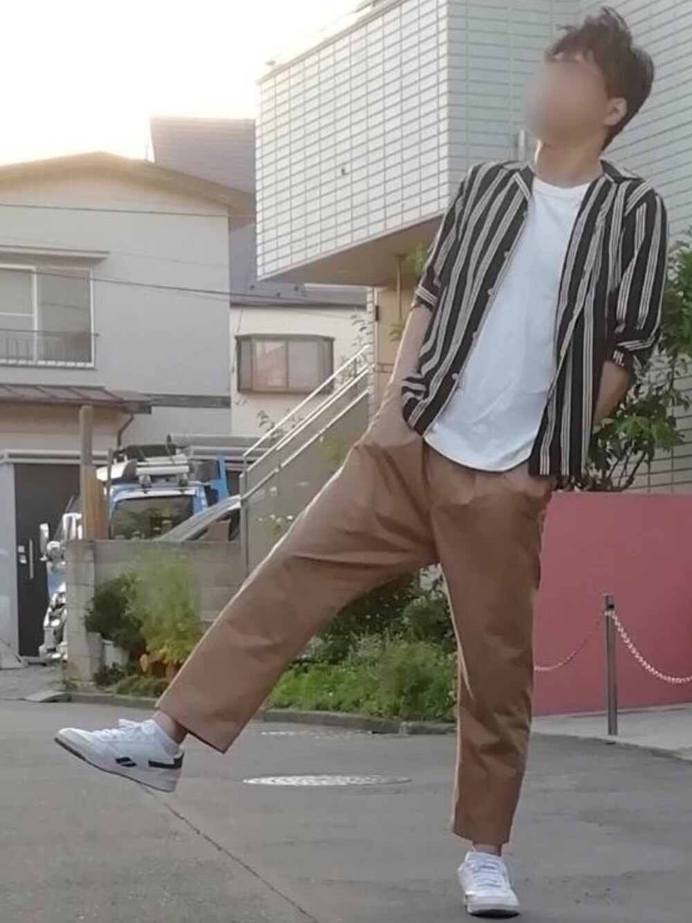 「シンプル、おしゃれさんと繋がりたい、夏コーデ、クルーネックTシャツ、うでまくり、ビエラギャバワイドスラックス、スニーカー、いいね、save、フォローお願いします🤑、ストライプオープンカラーシャツ」｜「WEGOのWEGO/クラブストライプ開襟シャツ（シャツ/ブラウス、ブラック系）」を使った、カフェ　さん（メンズ・188cm）の春コーディネートの1枚目の写真