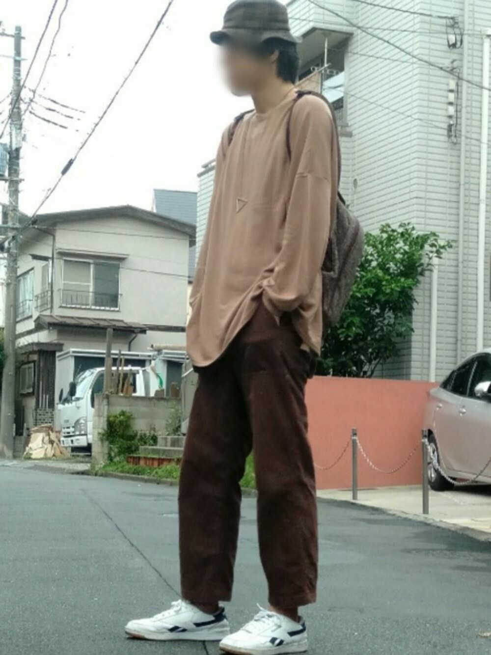 「秋のカフェオレコーデ、ゆるコーデ、秋色、おしゃれさんと繋がりたい、パケットハット、ビッグシルエットスウェットカットソー、ネックレス、ワイドパンツ、スニーカー、バックパック」｜「MYE-DO'の[MYE-DO’ / マイ・ドゥ] TB トライアングル ネックレス（ネックレス、シルバー系）」を使った、カフェ　さん（メンズ・188cm）の秋コーディネートの1枚目の写真