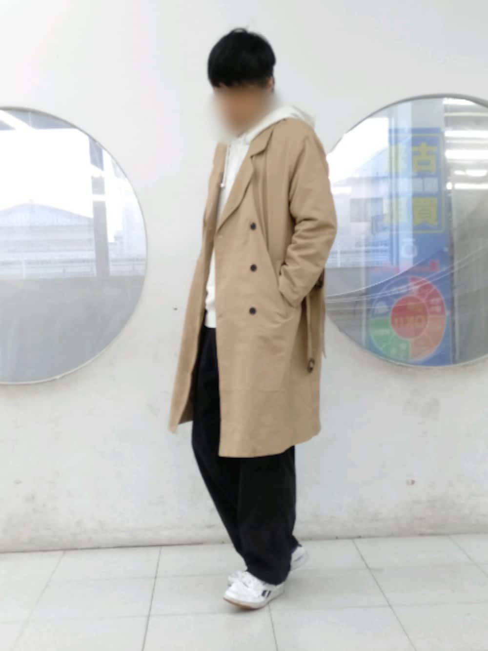 「お洒落さんとつながりたい、秋冬、シンプルコーデ、ツイルトレンチコート。、パーカー、ワイドパンツ、スニーカー、プチプラ」｜「YARD PLUSのYARD PLUS ツイルトレンチコート（トレンチコート、ベージュ系）」を使った、カフェ　さん（メンズ・188cm）の秋コーディネートの1枚目の写真