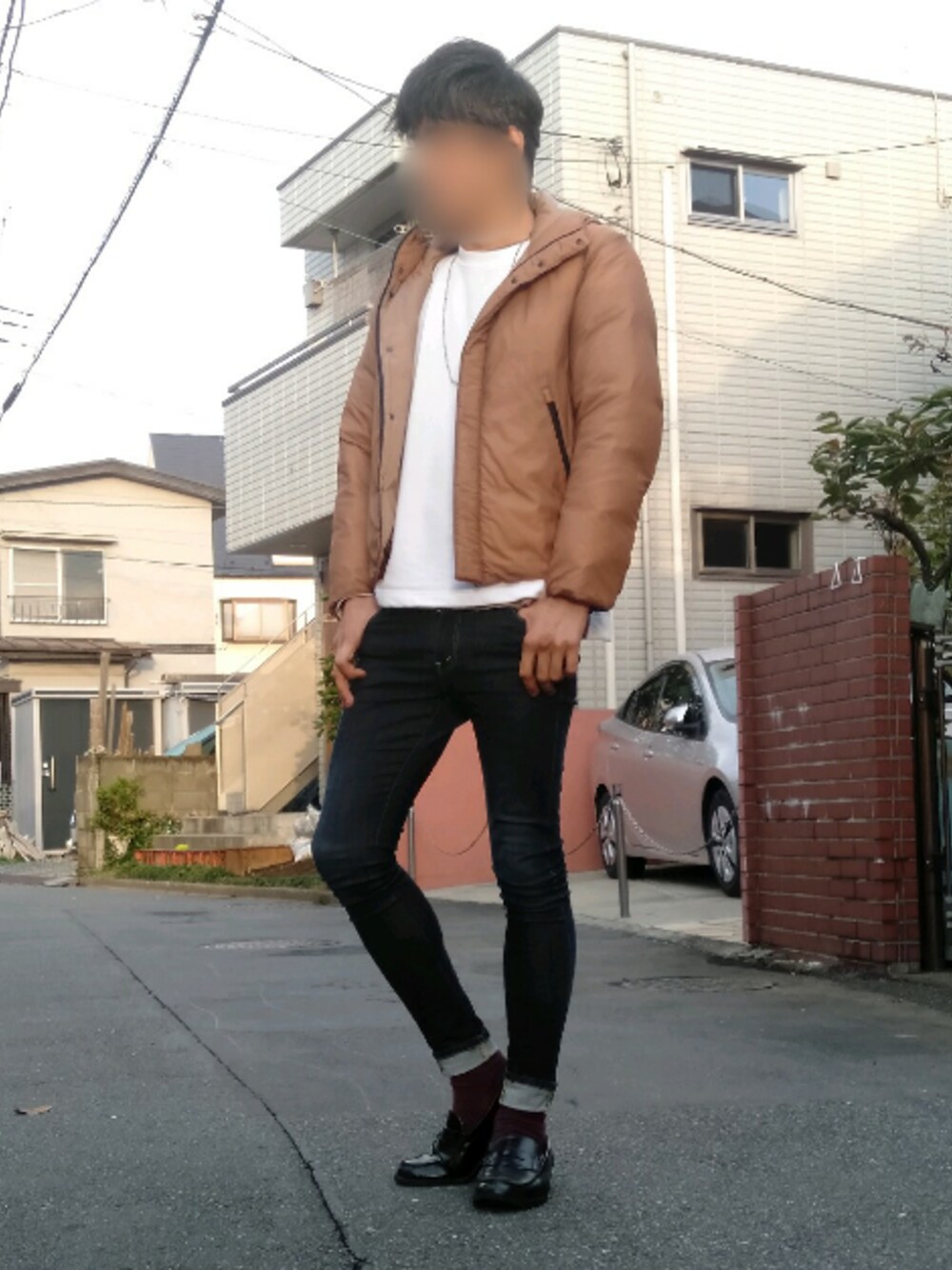 「秋冬、シンプルコーデ、おしゃれさんと繋がりたい、フーデッドダウン、wearhalloween2019、オーバースウェット、デニムスキニー、ソックス、ローファー、ネックレス」｜「LIDNMのCORDURAナイロンフーデッドダウン【キャメル】（ダウンジャケット/コート、ベージュ系）」を使った、カフェ　さん（メンズ・188cm）の秋コーディネートの1枚目の写真