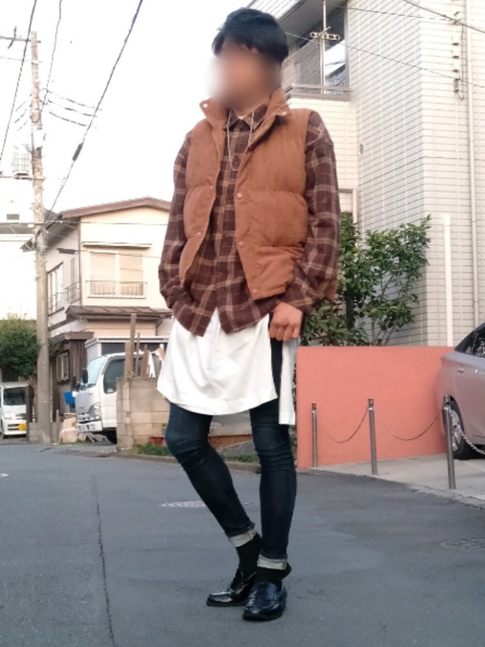「ブラウン、おしゃれさんと繋がりたい、いいね、save、フォローお願いします🤑、やっぱりストリートが好き、コーデュロイダウンベスト、cpoシャツジャケット、スーパーオーバーサイズロングカットソー、デニムスキニー、ローファー、ネックレス」｜「kutirのCPOシャツジャケット(フラップポケットシャツジャケット)【youtuberげんじくん紹介商品】（ブルゾン、ブラウン系）」を使った、カフェ　さん（メンズ・188cm）の秋コーディネートの1枚目の写真