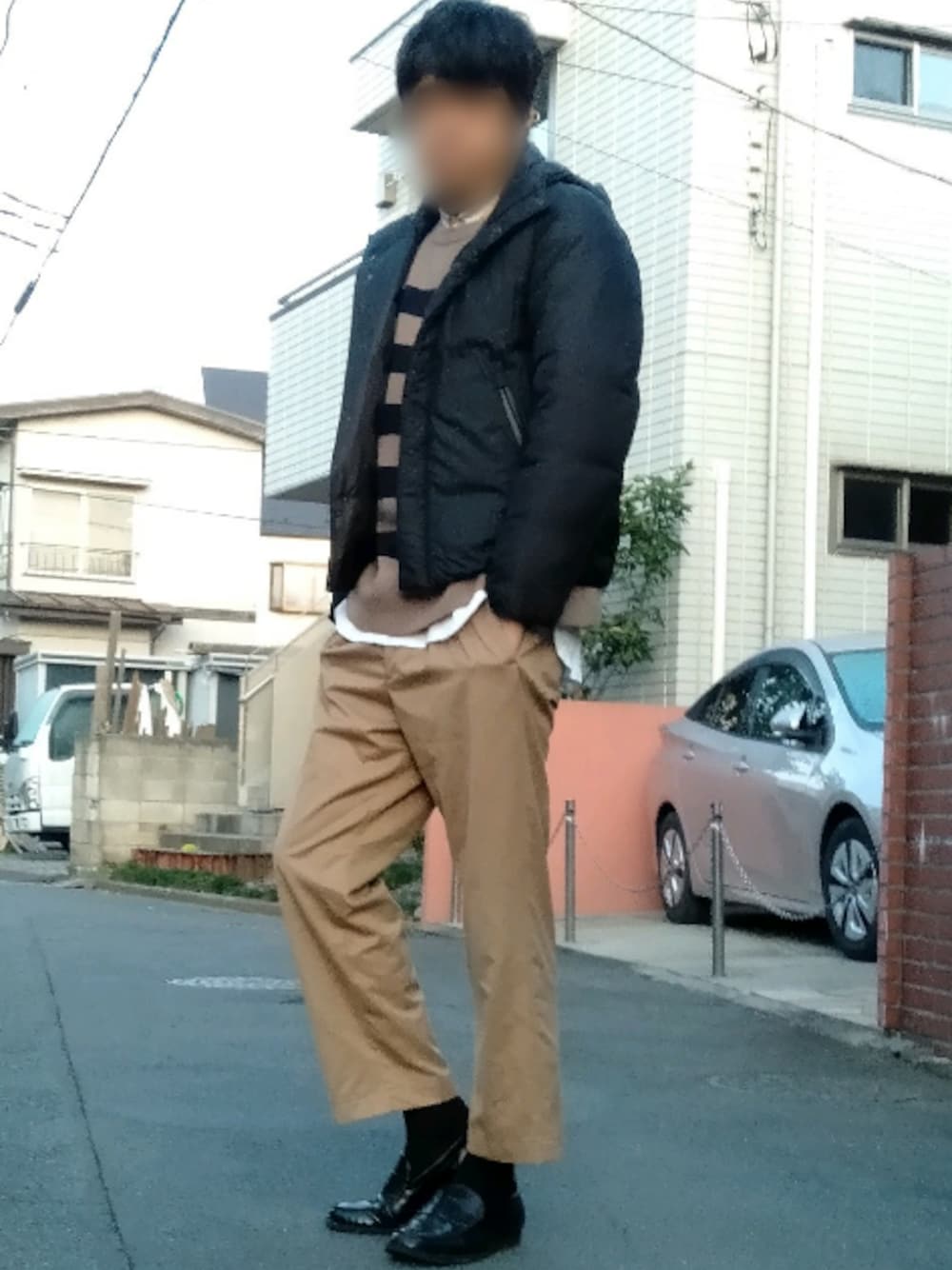 「秋冬コーデ、いいね、save、フォローお願いします🤑、おしゃれさんと繋がりたい、ナイロンフーデッドダウン、ストライプシャツ、ワイドクルーネックボーダーニット、タンクトップ、ビエラギャバワイドスラックス、ローファー」｜「GUのアイテム（ニット/セーター、ブラウン系）」を使った、カフェ　さん（メンズ・188cm）の秋コーディネートの1枚目の写真