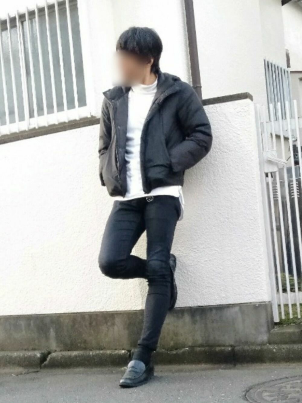 「おしゃれさんと繋がりたい、シンプル、ナイロンフーデッドダウンジャケット、タートルネックカットソー、キーリング、タンクトップ、黒スキニー、ローファー、モノトーンコーデ、ネックレス」｜「ALWAYS GOOD TIMEの【ALWAYSGOODTIME】チェーンロングネックレス（ネックレス、シルバー系）」を使った、カフェ　さん（メンズ・188cm）の冬コーディネートの1枚目の写真