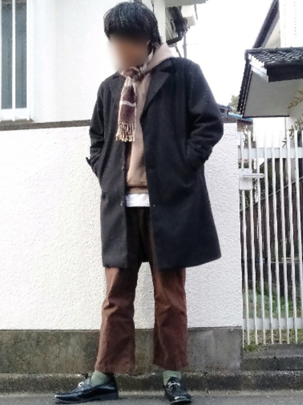 「冬アウター着回しチャレンジ、おしゃれさんと繋がりたい、ビッグチェスターコート、チェックマフラー、パーカー、タートルネック、ワイドパンツ、ソックス、ローファー、シンプルコーデ」｜「NYLAUSのNYLAUS メルトンウール ビッグシルエット チェスターコート（チェスターコート、ブラック系）」を使った、カフェ　さん（メンズ・188cm）の冬コーディネートの1枚目の写真