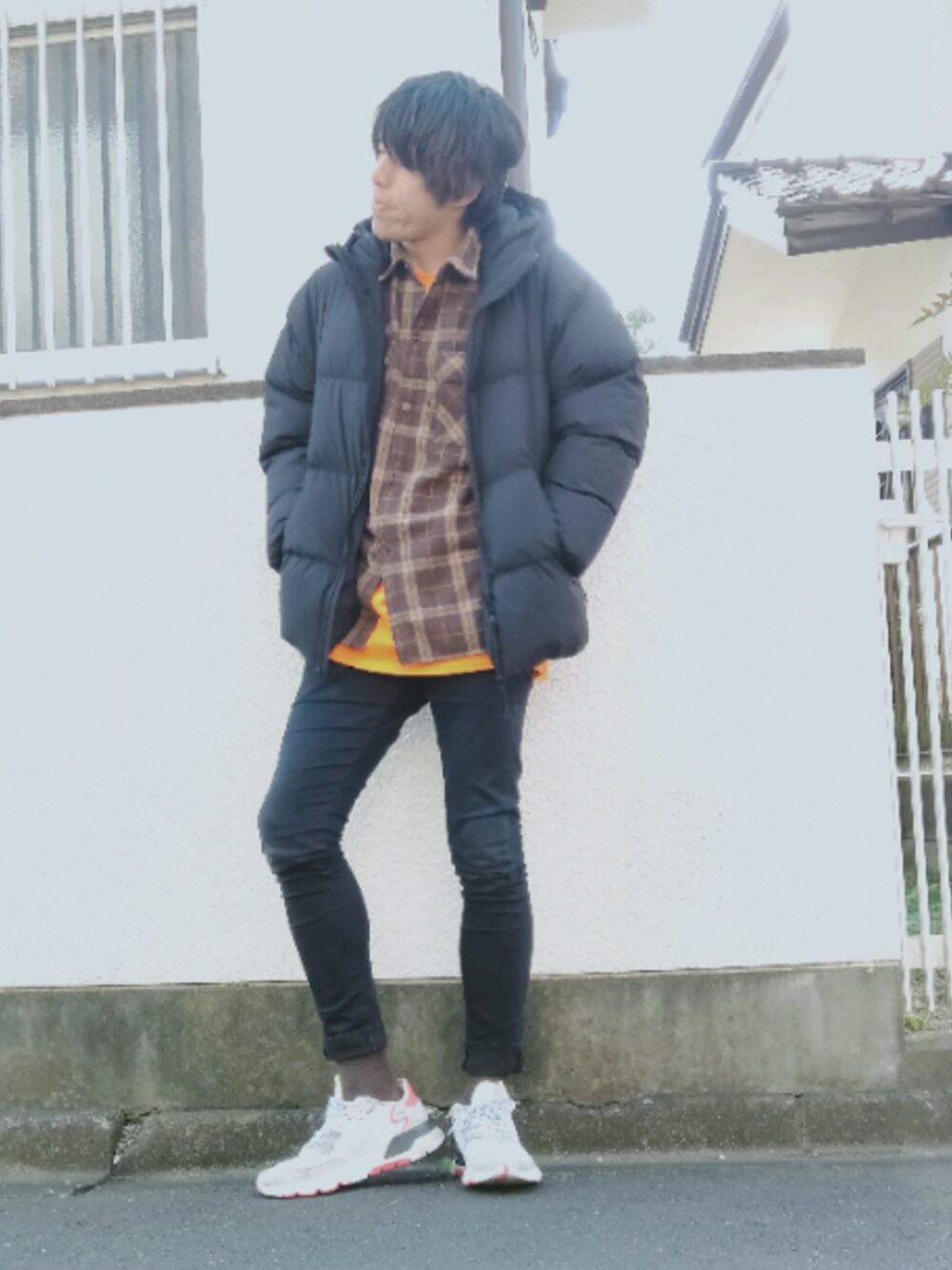 ブラック系のブルゾン、ブラウン系のブルゾン、オレンジ系のTシャツ/カットソーを着用したメンズの冬コーディネートの1枚目の写真